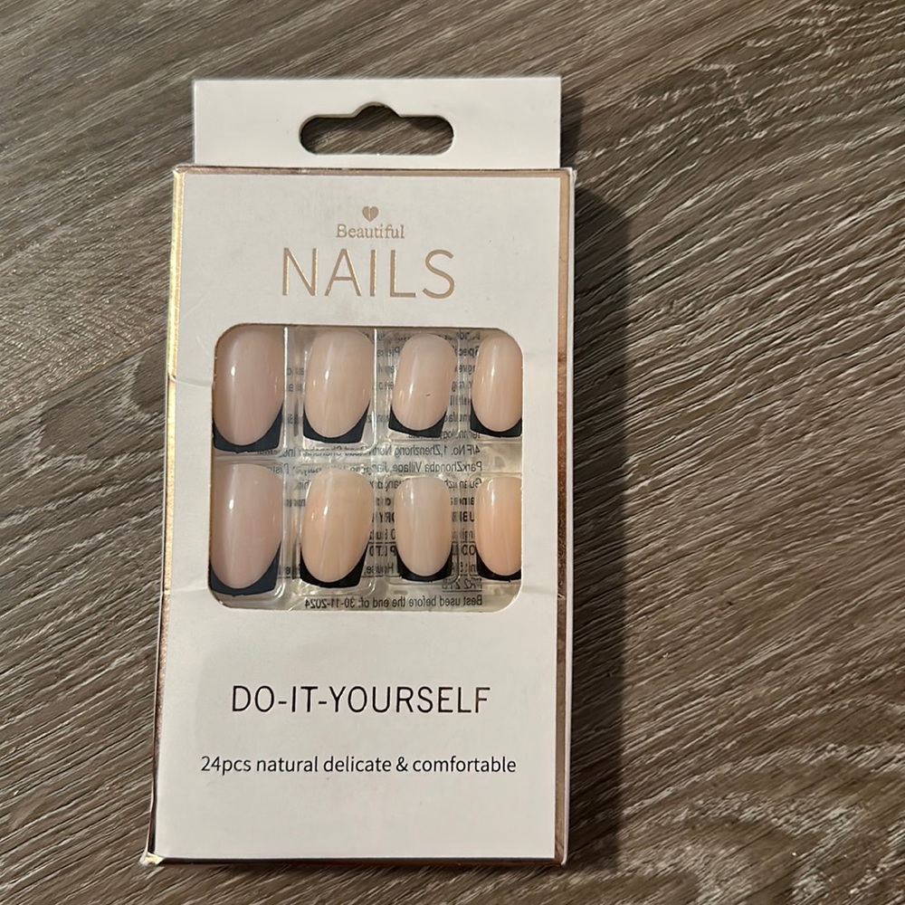 Press on nails